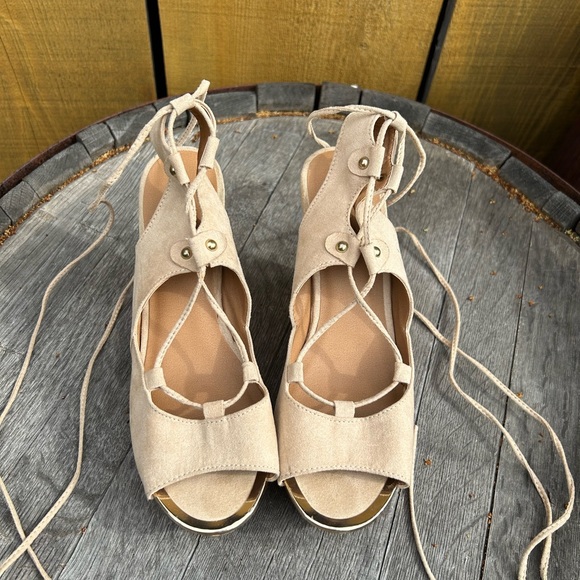 Sz-7 to 7.5 Quipid brand w/ tie up straps. Golden band at toe & faux wood wedge - Picture 2 of 11